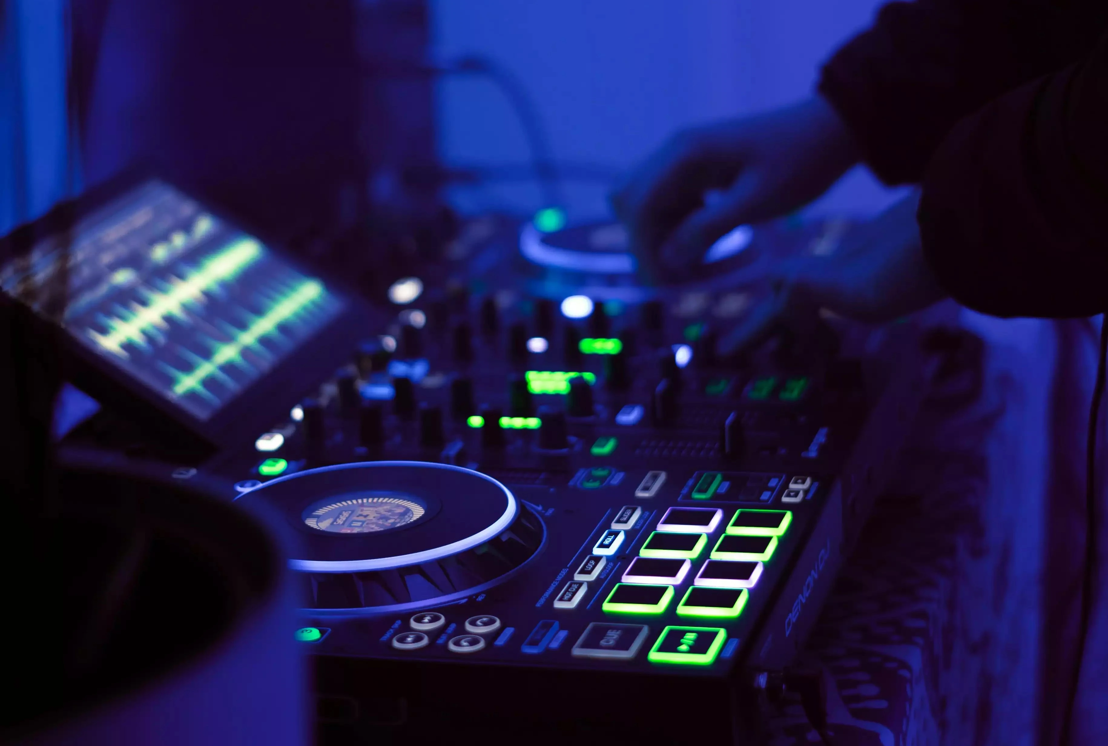 Image de Métier de DJ : définition, missions, salaire, formations et matériel (Guide 2025)
